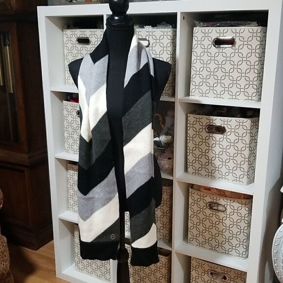 Michael Kors Women Scarf LOGO Knit Wool Blend Stripped Zigzag Gray White Black - Picture 1 of 9